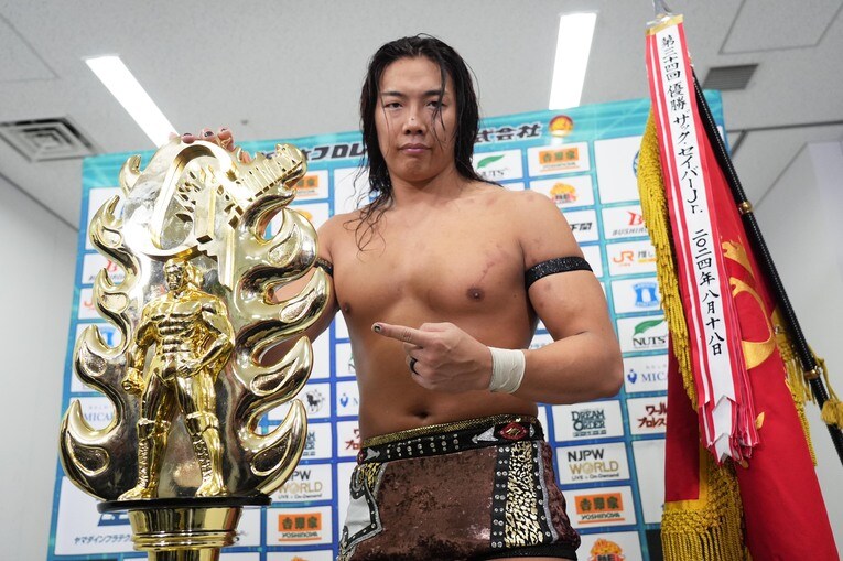 優勝した竹下幸之介はトロフィーを指差すポーズを決める　©Essei Hara