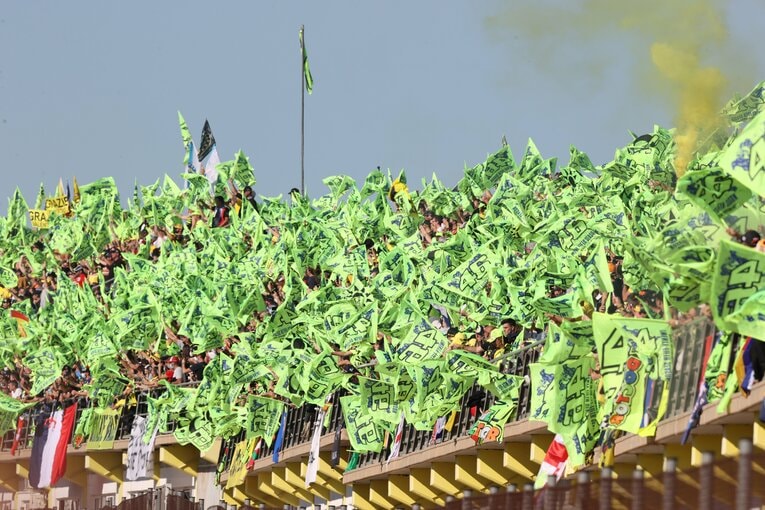 バレンシアGPは、観客席もパドックもロッシのテーマカラーの蛍光イエローとゼッケン番号「46」で埋め尽くされた