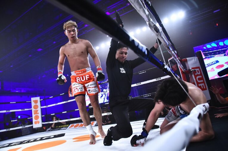 YA-MANの連打を浴びて力なくリングに崩れ落ちた朝倉未来。11月19日の『FIGHT CLUB』で行われた注目の一戦は、わずか1分17秒で決着した ／ photograph by RISE CREATION