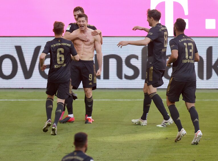 2021年5月22日、アウブスブルク戦で41ゴール目を決めて喜ぶレバンドフスキ　©Getty Images