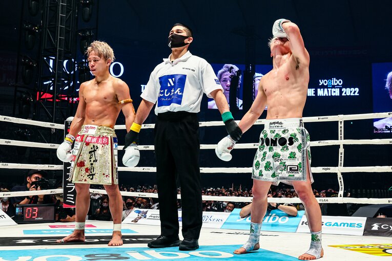 判定を聞きながら涙を流す那須川天心　©THE MATCH 2022/Susumu Nagao