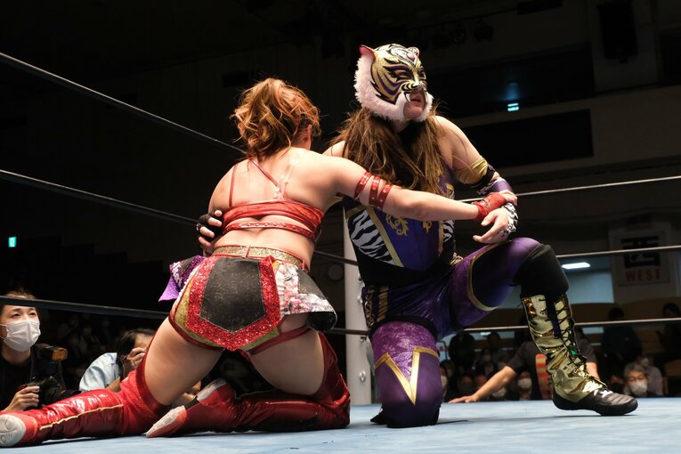 タイガー・クイーンを激怒させた“ヒール殺法”…乱入に凶器攻撃、待望のライバルは何でもありの“闇の軍団”？(43)