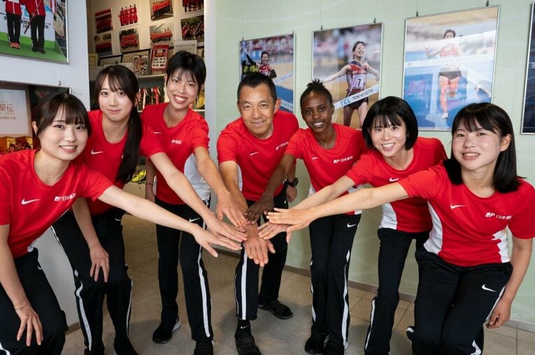 チームワークの良さを誇る、昨年のクイーンズ駅伝優勝メンバーと髙橋昌彦監督 ／ photograph by Tadashi Hosoda