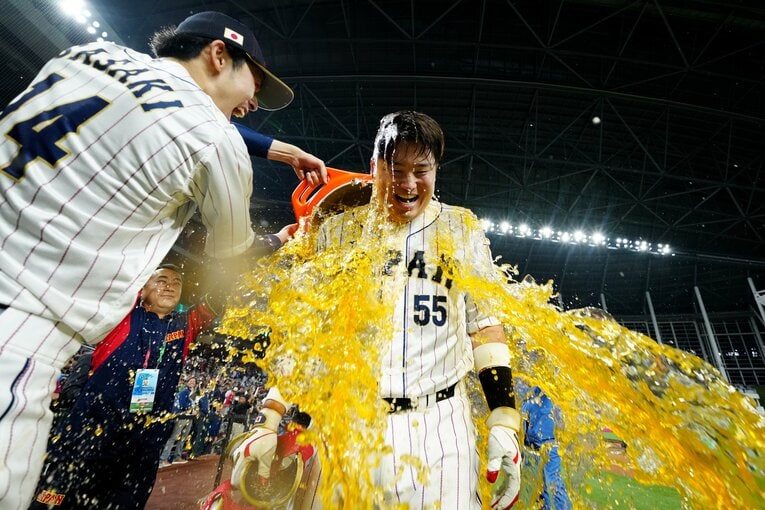 メキシコ戦でサヨナラヒットを放ち、佐々木朗希から黄色いジュースをぶっかけられる村上　©Getty Images