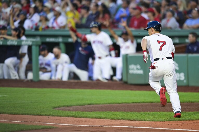吉田正尚のヒットに沸くベンチ　©︎Jaiden Tripi/Getty Image