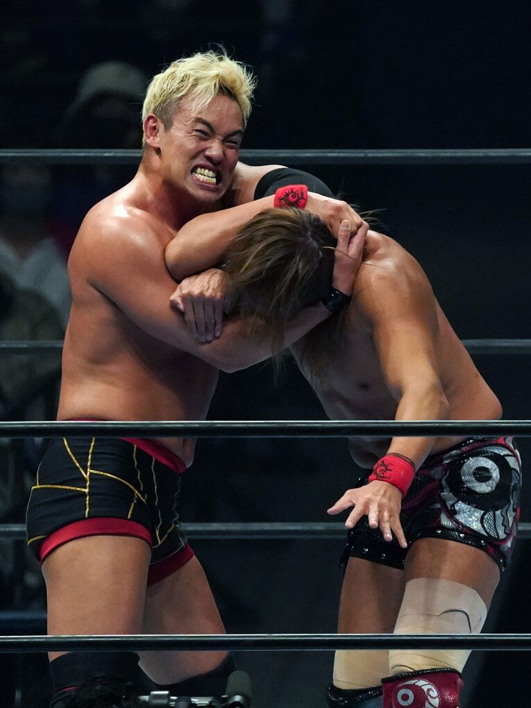 内藤哲也を締め上げるオカダ・カズチカ