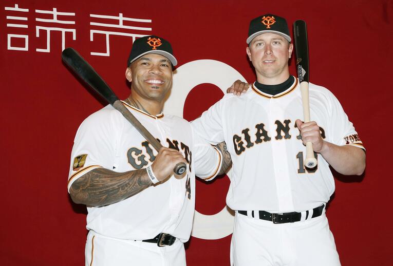 すぐにケガをして退団したテームズ（左）とシーズン途中でアメリカに帰国したスモーク　©︎KYODO