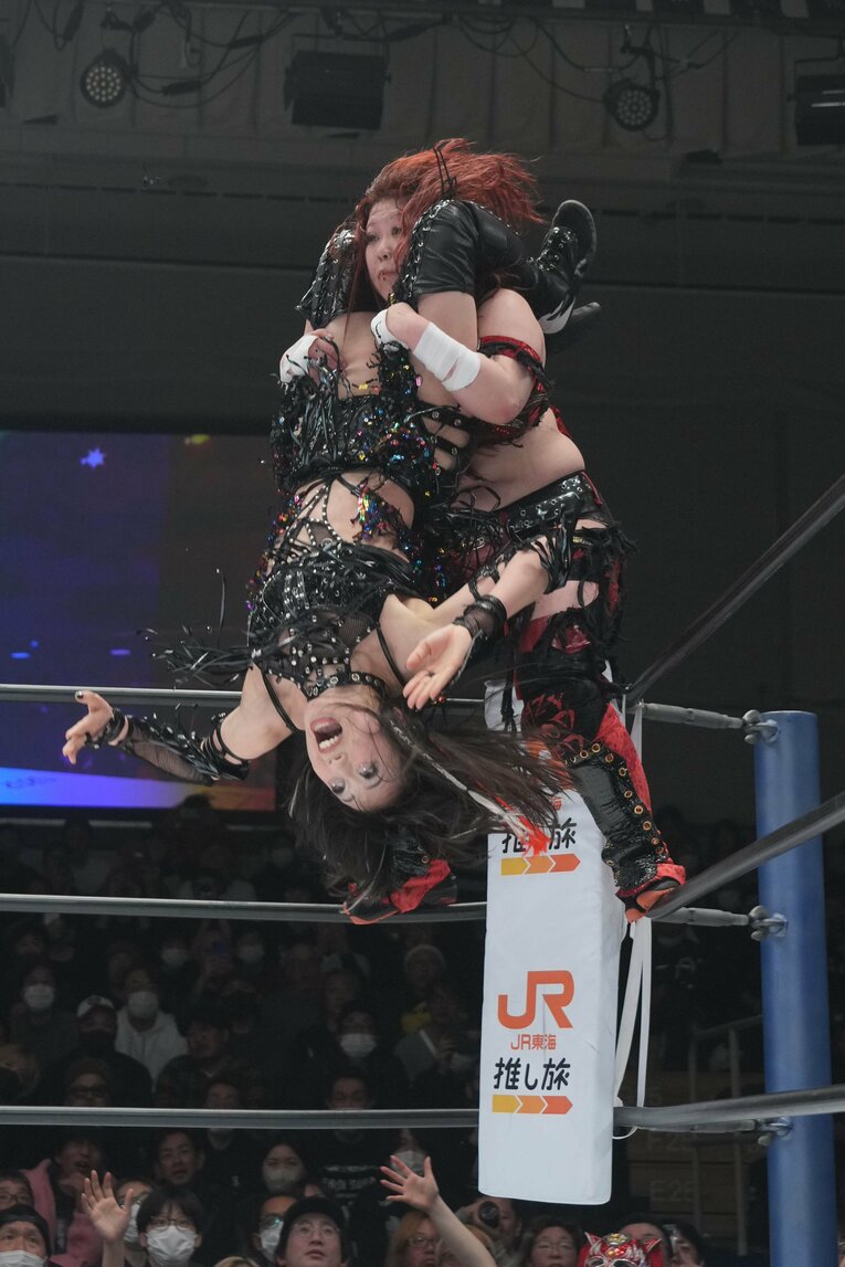 フランケンシュタイナーで鈴季すずを攻める上谷沙弥　©Essei Hara