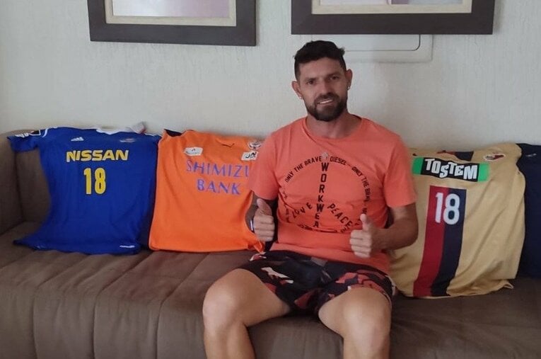 インタビューに応じてくれたマルキーニョス。Jリーグ時代のユニフォームも　©Hiroaki Sawada