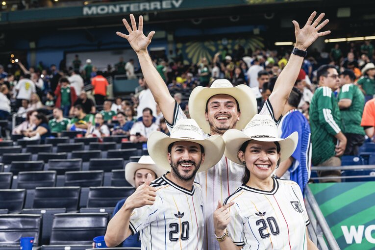 こんなにいっぱい……チュニジア戦、日本を熱烈応援していた外国人ファン（写真は右に続きます）　©Kiichi Matsumoto/JMPA