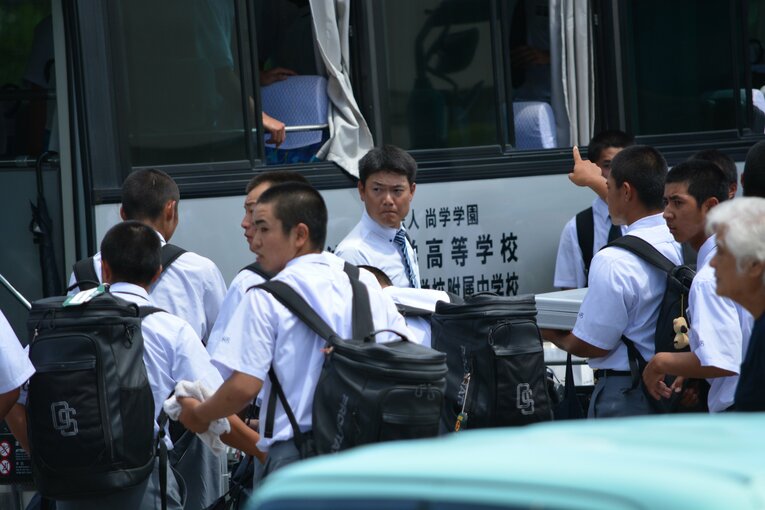 那覇空港からバスで高校へ向かう選手たち　©Takarin Matsunaga