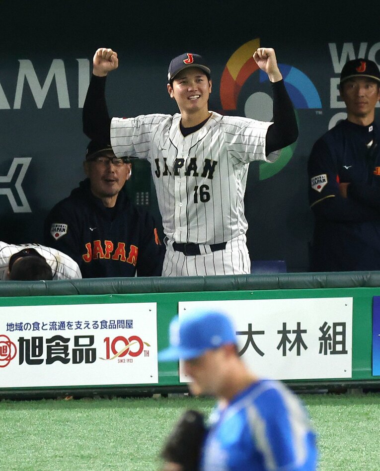 WBCイタリア戦、チームメイトの打撃にベンチで喜ぶ大谷　©JIJI PRESS