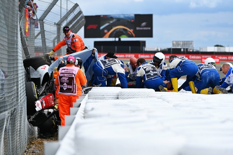 フェンスに激突し、直立する形で静止した周のマシン　photograph by Getty Images