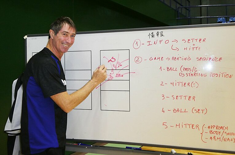 2020年、フランス代表と兼務する形でパナソニック（現・大阪ブルテオン）の監督に就任したロラン・ティリ。外国人監督就任は創部以来初めてのことだった（筆者撮影）