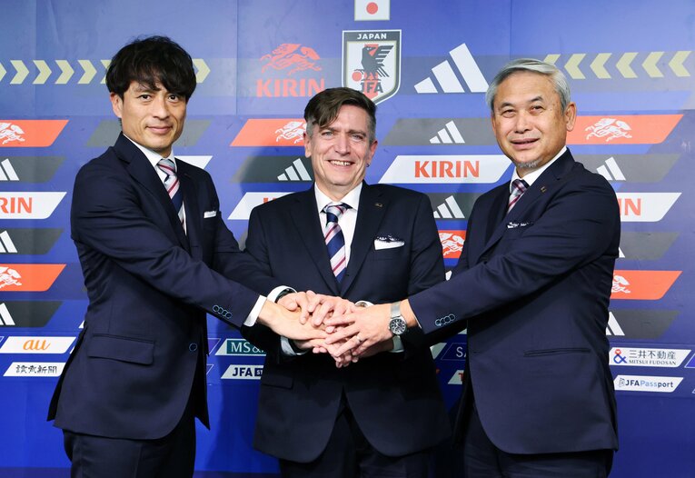 なでしこジャパン監督就任会見での（左から）宮本会長、ニルス監督、佐々木女子委員長　©JIJI PRESS