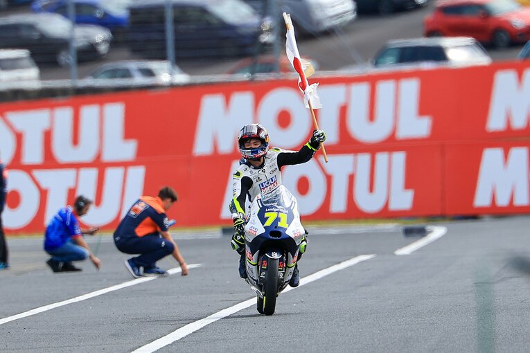 加藤大治郎の日章旗を掲げ、もてぎのコースを回る佐々木歩夢　©Satoshi Endo