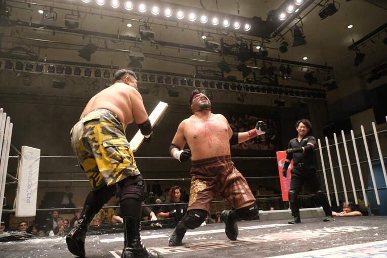 蛍光灯で殴り合い、大流血して…メキシコ人デスマッチファイター「もっと日本にいたい」ビオレント・ジャックの切実な思い「外国人がって…でも、ここがオレの家」(92)