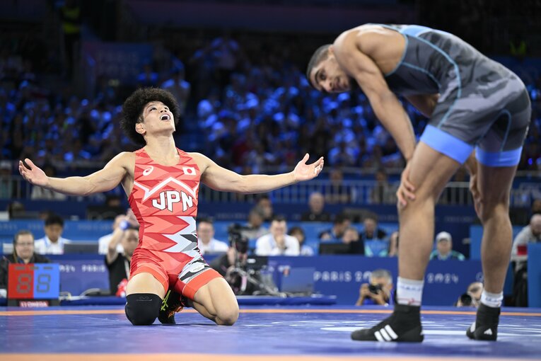 金メダルが決まった瞬間、両手を広げて喜びを表現する清岡幸大郎　©Asami Enomoto/JMPA
