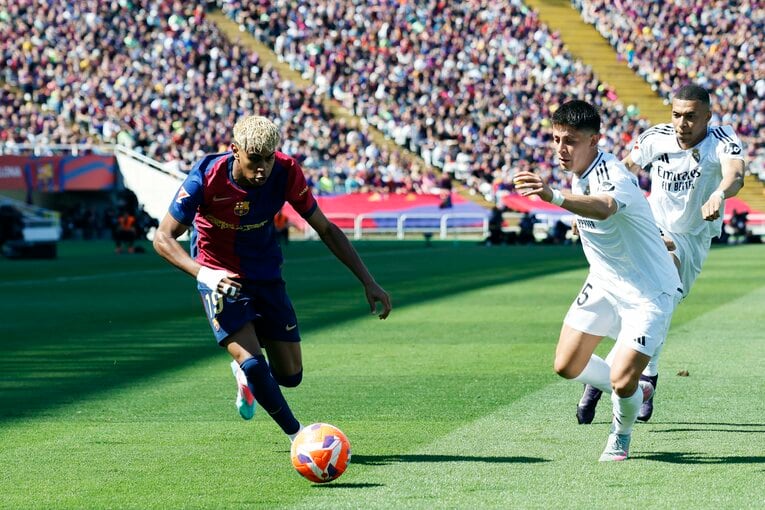 ヤマル、ギュレルとクラシコでも若手の台頭が目についた　©Daisuke Nakashima