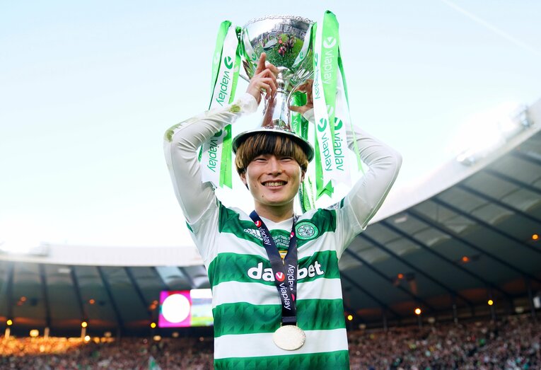 カップを頭にのせる古橋　©JIJI PRESS