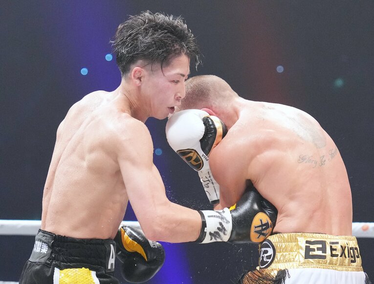 バトラーの脇腹にめり込む井上尚弥の右ボディ　©Naoki Fukuda