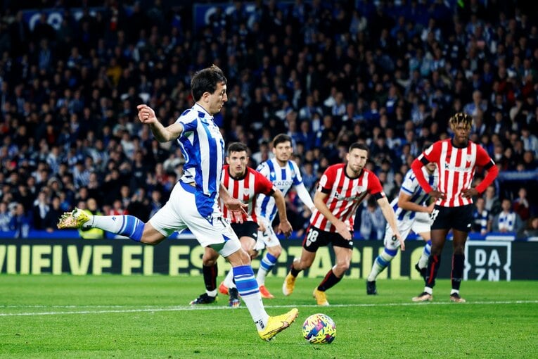 「“クボの疑惑PK”を写真で見ると」「日本代表ユニの少年も」ダービー熱狂のゴラッソ…映像で伝わりきらない“MVP久保建英”の英雄ぶり(48)