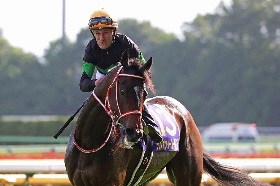 デムーロ「馬がひとりで伸びた」無敗のオークス馬はまだ成長途上。<Number Web> photograph by Yuji Takahashi