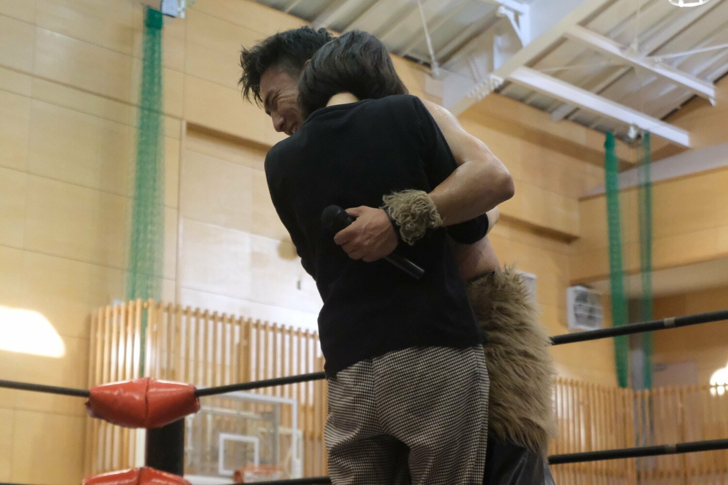 リング上で公開プロポーズも無事成功で抱き合う　©Norihiro Hashimoto