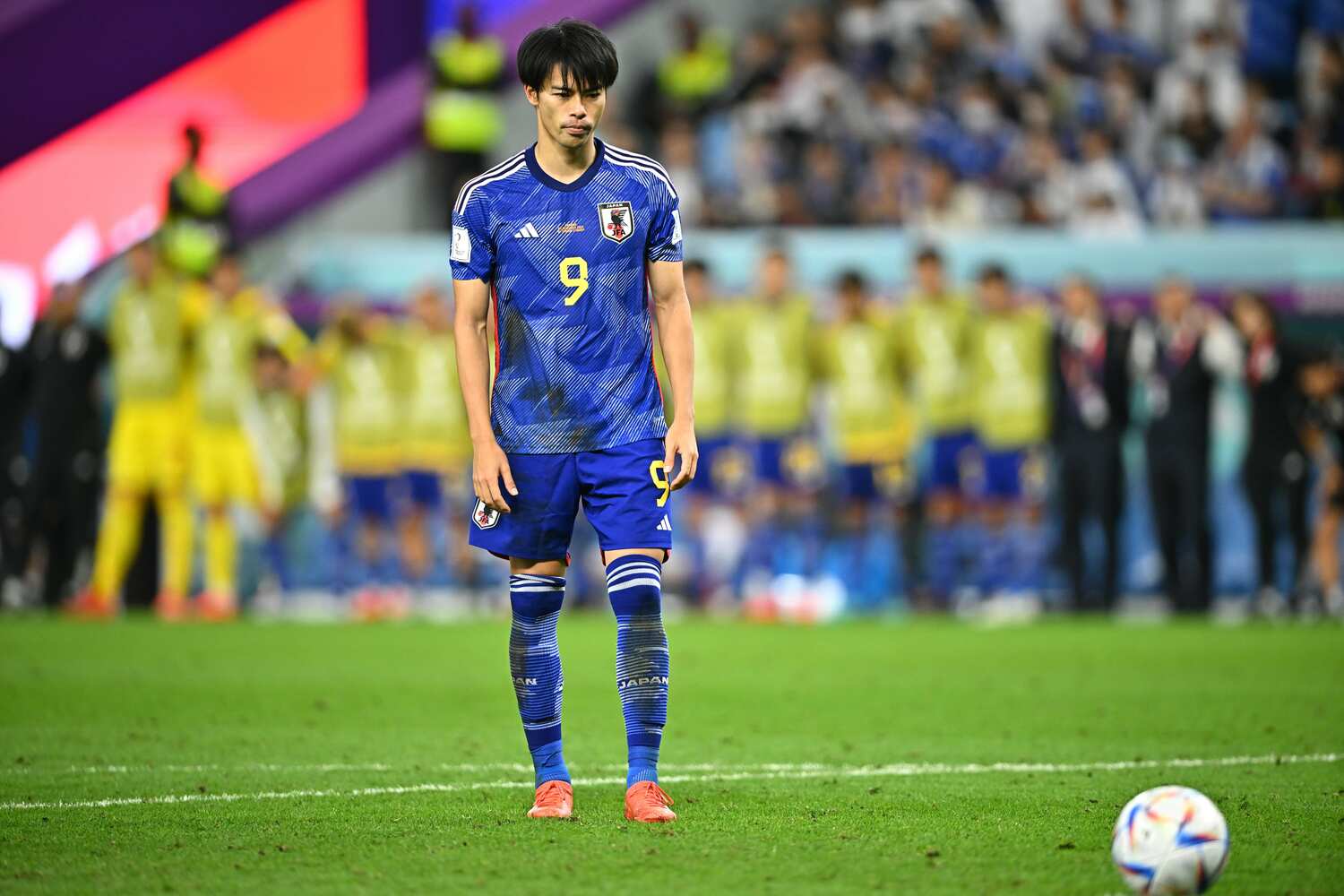 チームを勝たせたいという一心でPKスポットに立った三笘薫　©Takuya Kaneko/JMPA