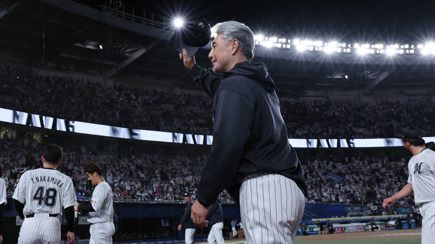 色々な言葉を重ねて選手たちの心を鼓舞してきた吉井監督　©︎Chiba Lotte Marines