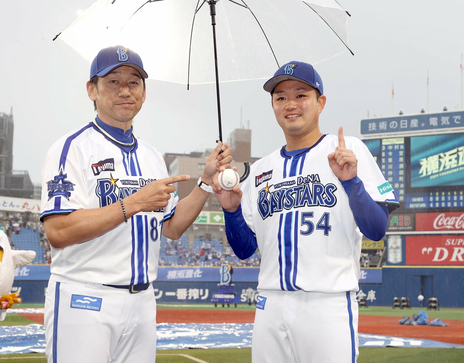 プロ初登板初勝利を挙げ、三浦監督に祝福される石田 ©Sankei Shimbun