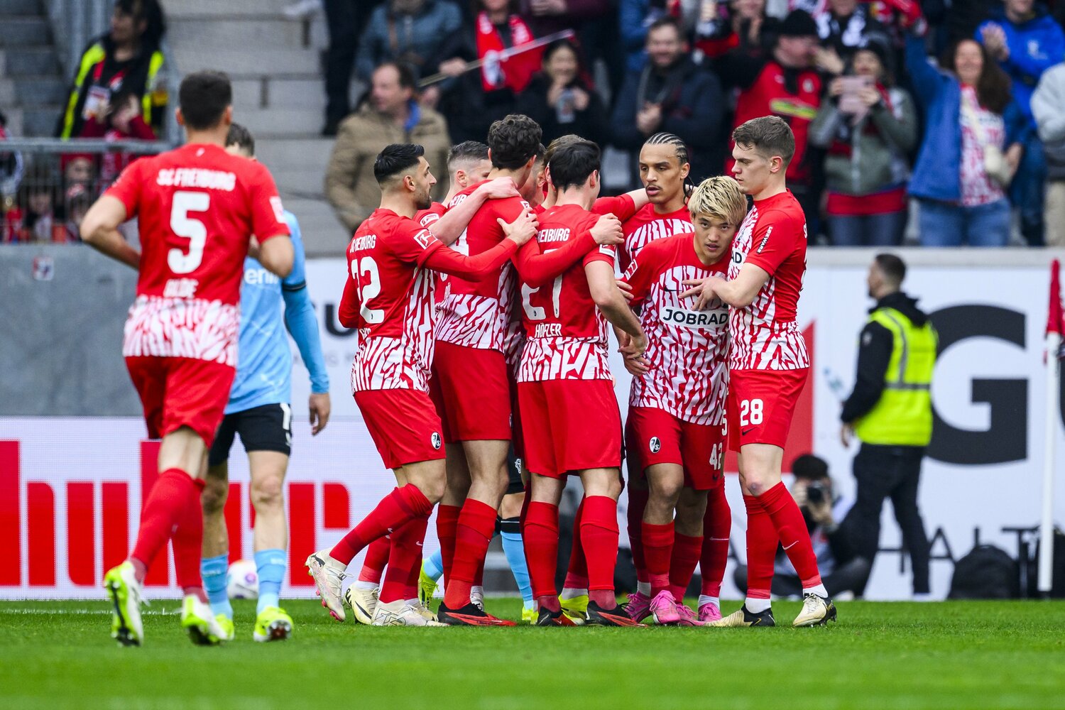 堂安もゴールを決め、レバークーゼン相手に善戦したが、勝利とはならなかった　©Getty Images