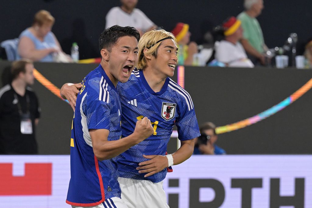 先制ゴール後の菅原と伊東純也　©Getty Images