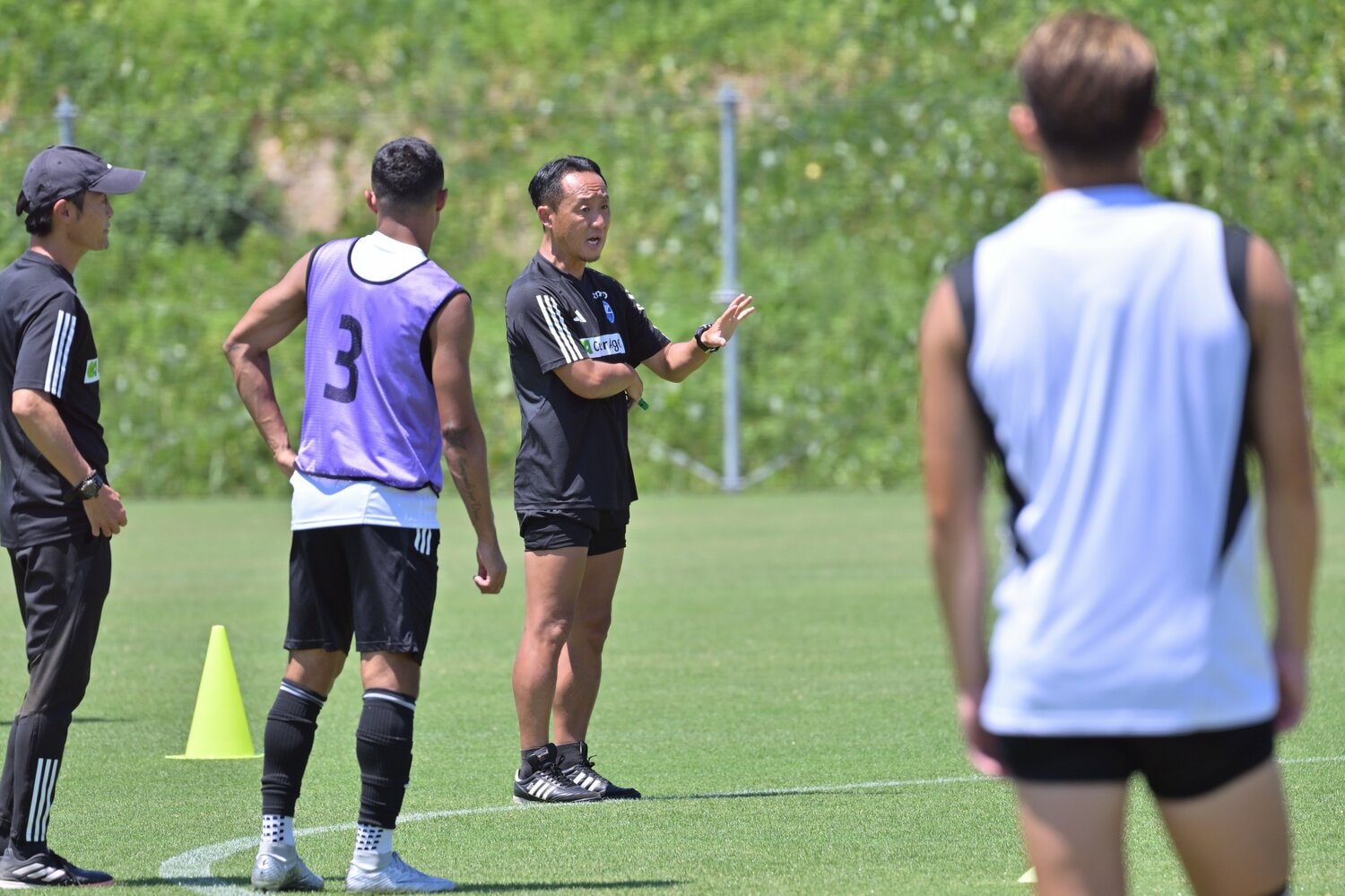 今季から町田で指揮を執る黒田剛監督。練習中も大きな声で指示を出す ©Hideki Sugiyama