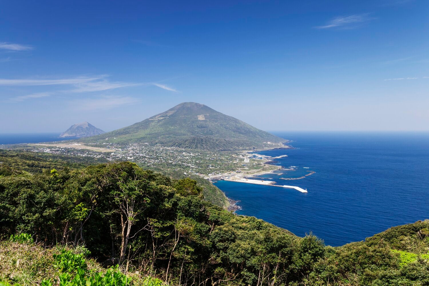 伊豆諸島・八丈島。島の人口は約7000人。東東京大会で、都立八丈高校野球部は6年ぶりの勝利を挙げた　©AFLO