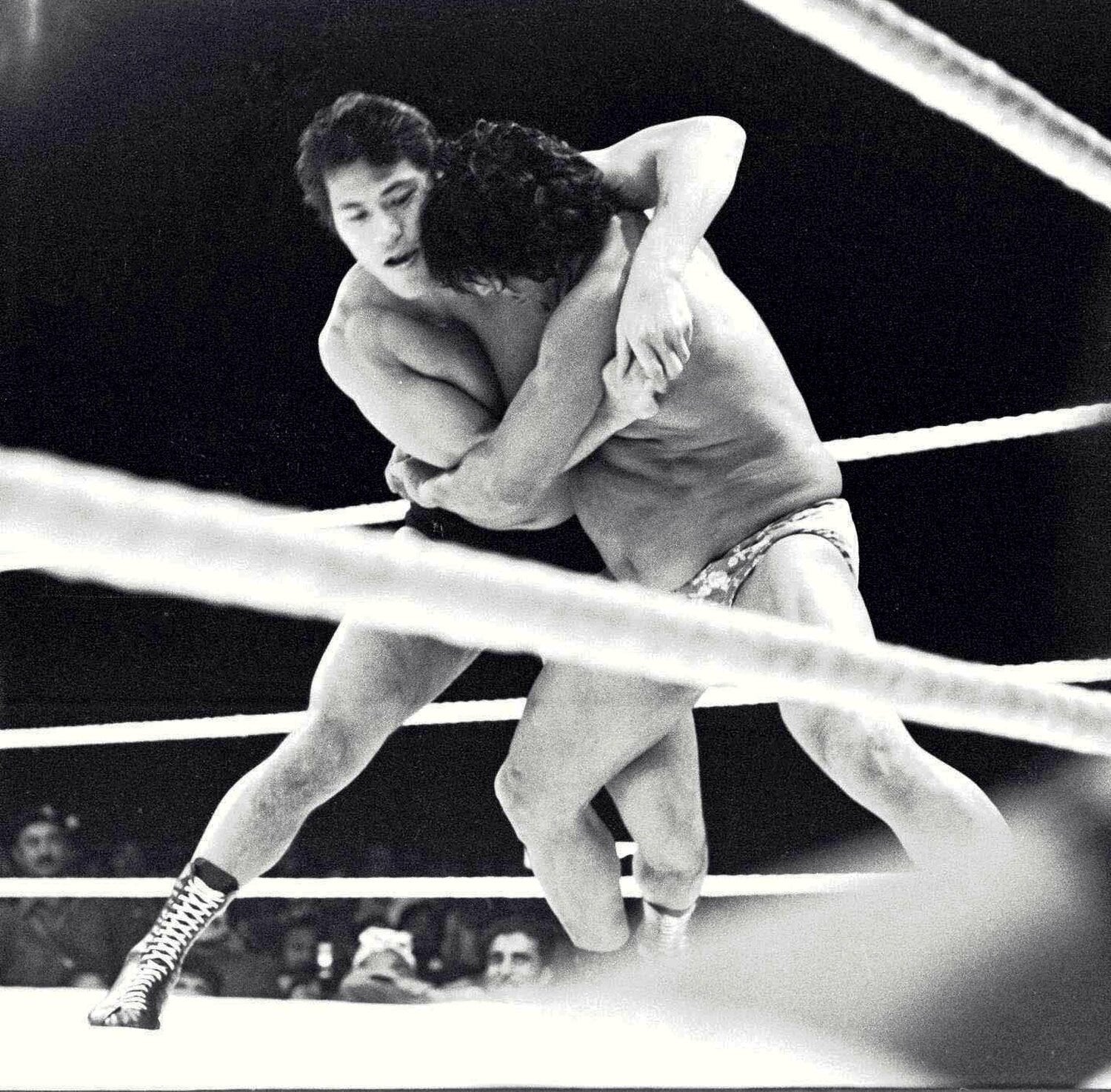 試合は猪木のシュートテクニックにより、一方的な展開に　©東京スポーツ新聞社