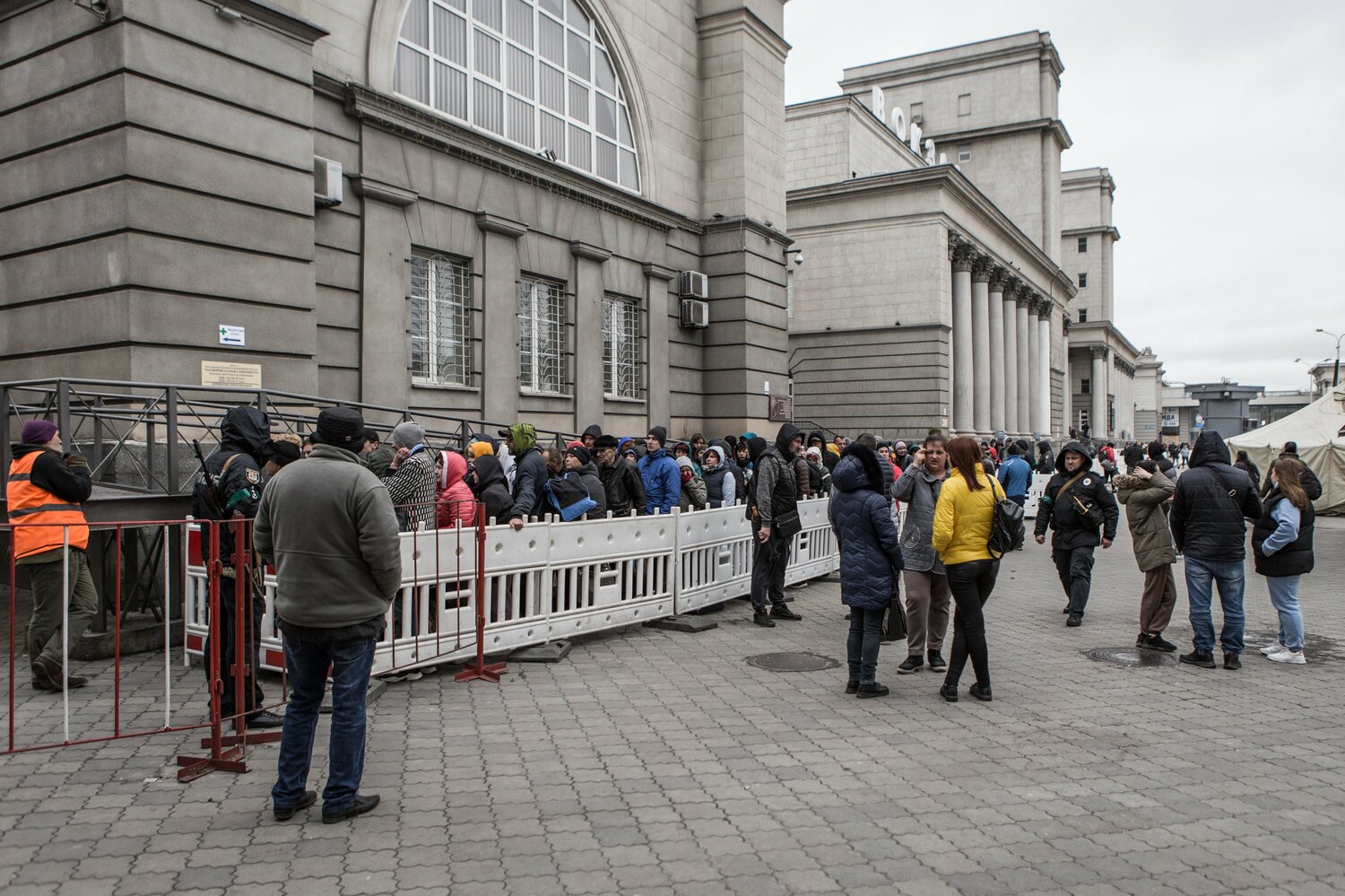 ロシア軍による戦火から逃れるため、駅から市外へ脱出しようとするドニプロの人々(4月12日撮影) ©Getty Image