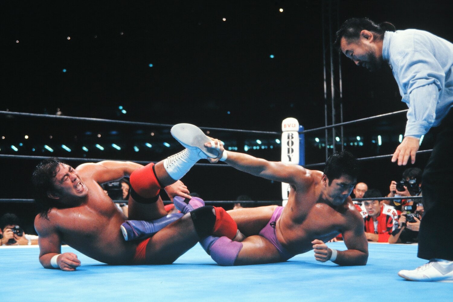 95年のUインターとの全面対抗戦にて、高田延彦に足4の字固めを極める武藤 ©AFLO