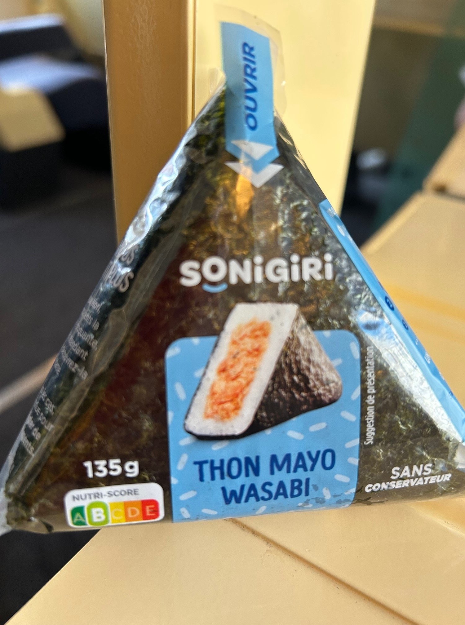 こちらが4.9ユーロ(約800円)で購入したおにぎり(まぐろのマヨネーズ和え。ワサビを利かせて)