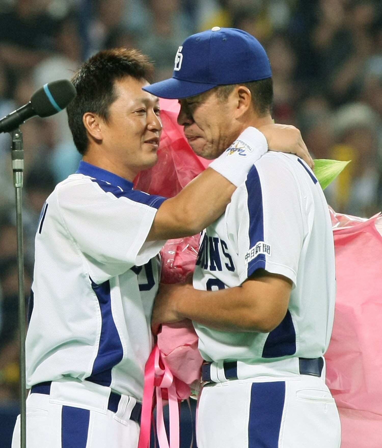 2009年に現役引退した井上一樹。引退セレモニーで立浪和義（左）から花束を贈られ涙。年齢が2つ上の立浪も同年に引退している　©JIJI PRESS