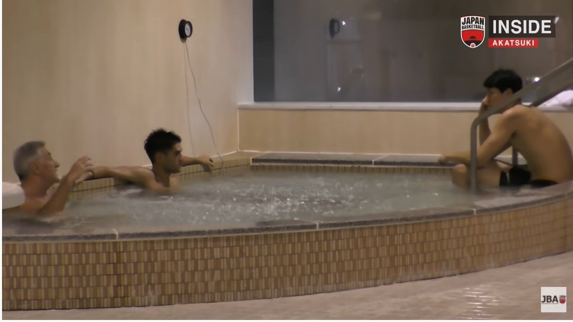 ラマスHCと渡辺雄太がジャグジーで語り合ったという、まさしく秘蔵シーンがこちら