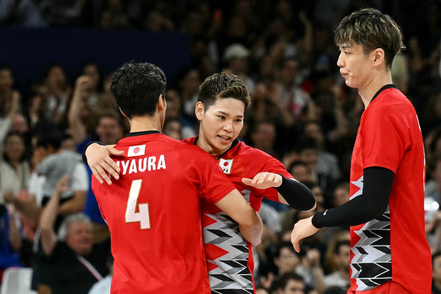 パリ五輪で西田を労う宮浦 ©︎AFP/AFLO