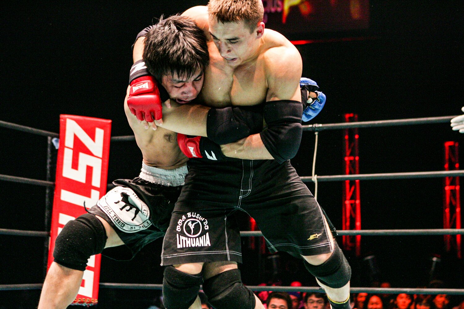 2005年1月、ZSTのフェザー級トーナメント決勝でレミギウスに組み付く大石真丈 ©Susumu Nagao