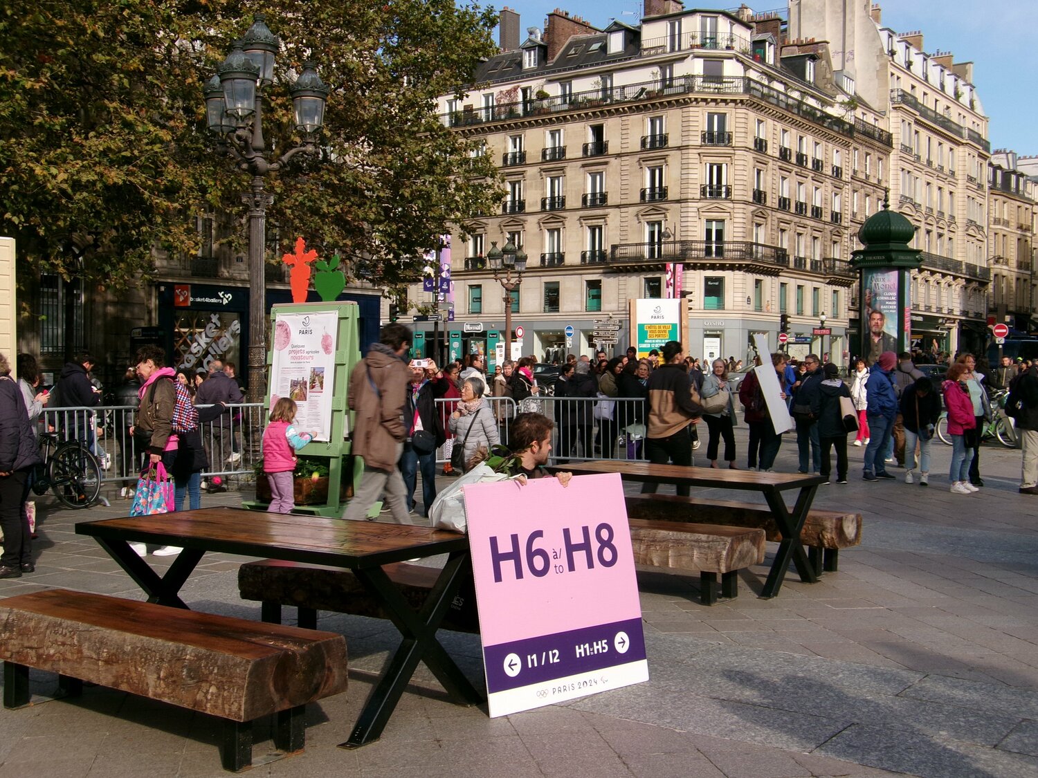 案内看板をゲットした人。家に飾る……のだろうか? ©Yuji Hirooka