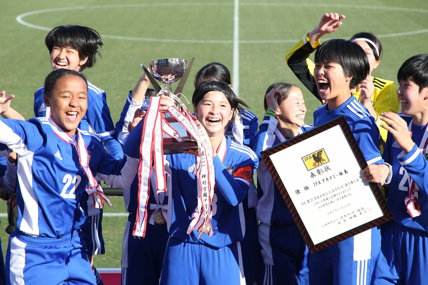 2020年の全日本U-15女子サッカー選手権を制した際の谷川（右端）　©JFA/AFLO