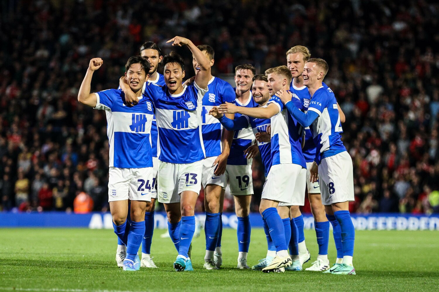 バーミンガムで初ゴールをあげ、チームメイトに祝福される岩田智輝（24番）©︎AFLO