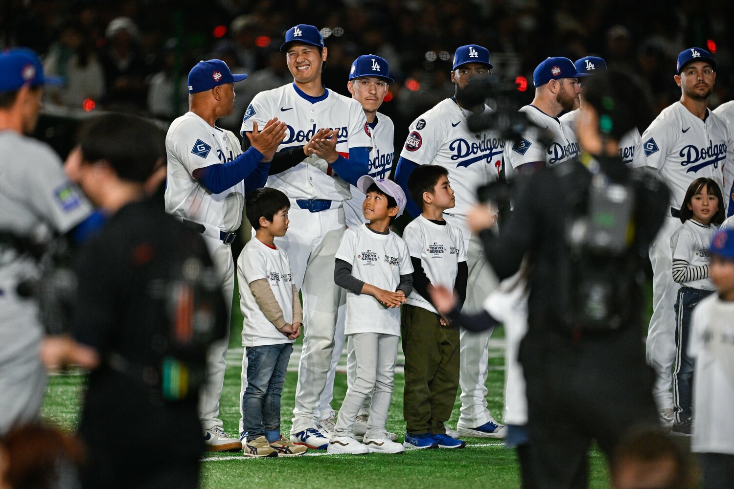 試合前の整列では、ロバーツ監督と言葉を交わしこんな笑顔も