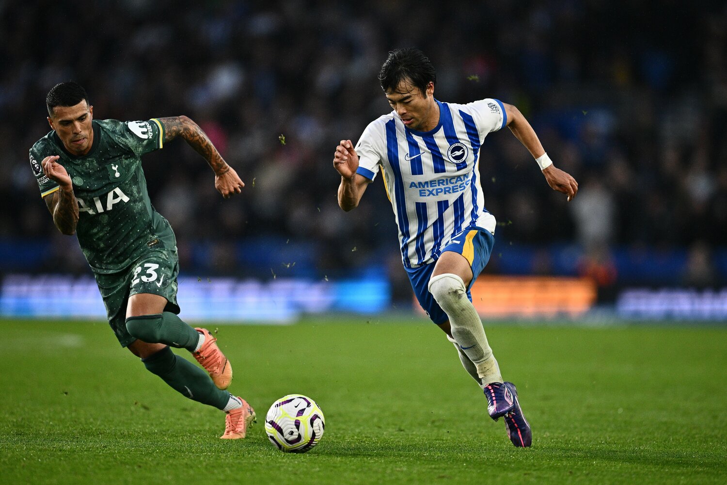 スペイン代表DFペドロ・ポロとマッチアップした三笘。ドリブルに加え、多彩なクロスで混乱させた　©Getty Images