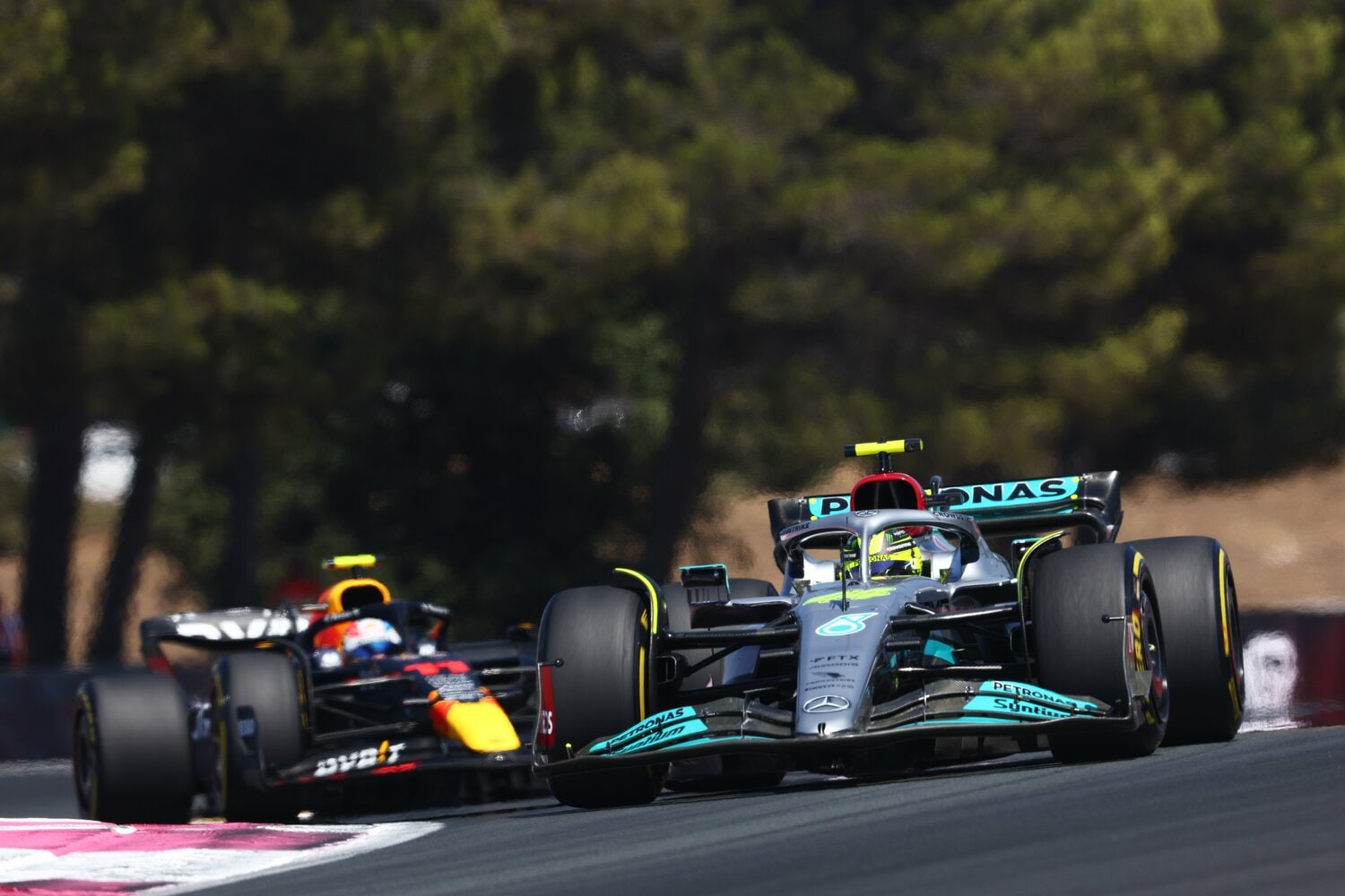 戦闘力に劣る今シーズンのメルセデスで、ペレス(後方)を抑えきって2位表彰台を獲得したフランスGPのハミルトン