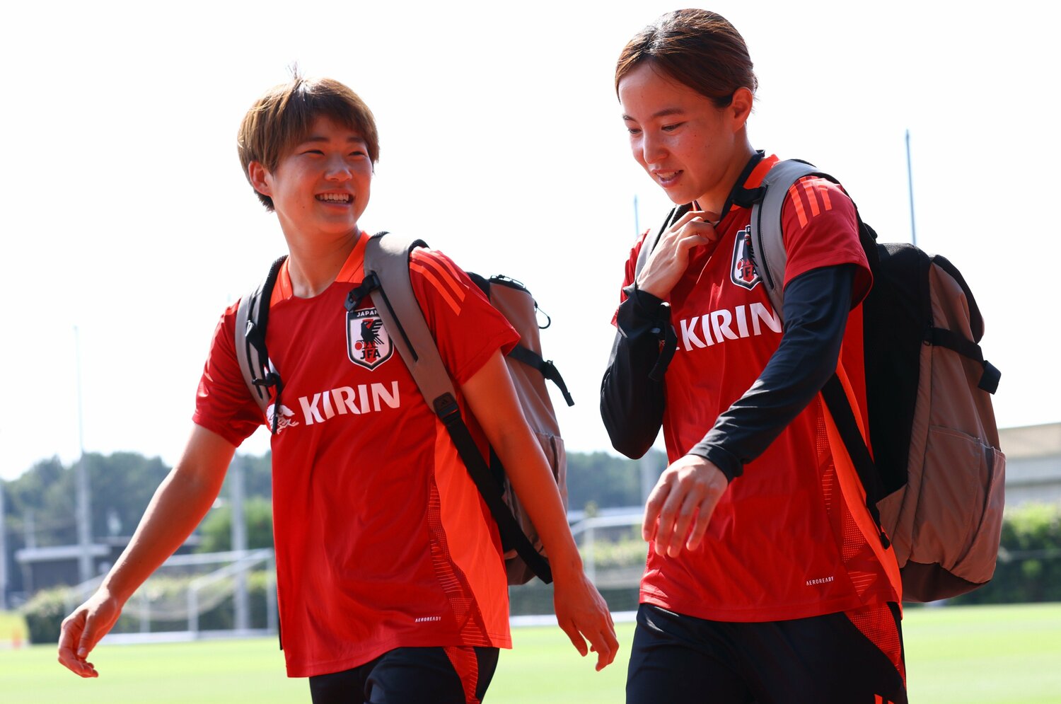 国内合宿で談笑する浜野と北川　©JFA/AFLO